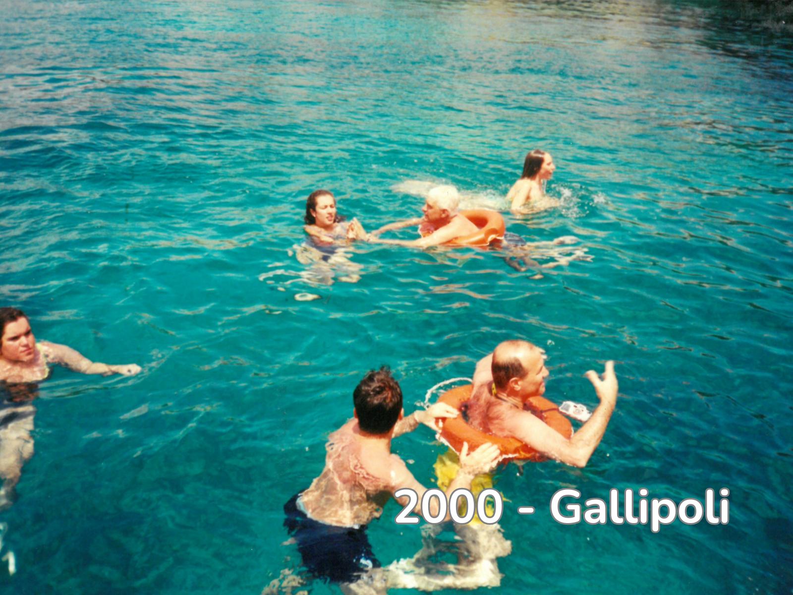 Foto di gruppo degli utenti e volontari durante i soggiorni estivi a Gallipoli nel 2000