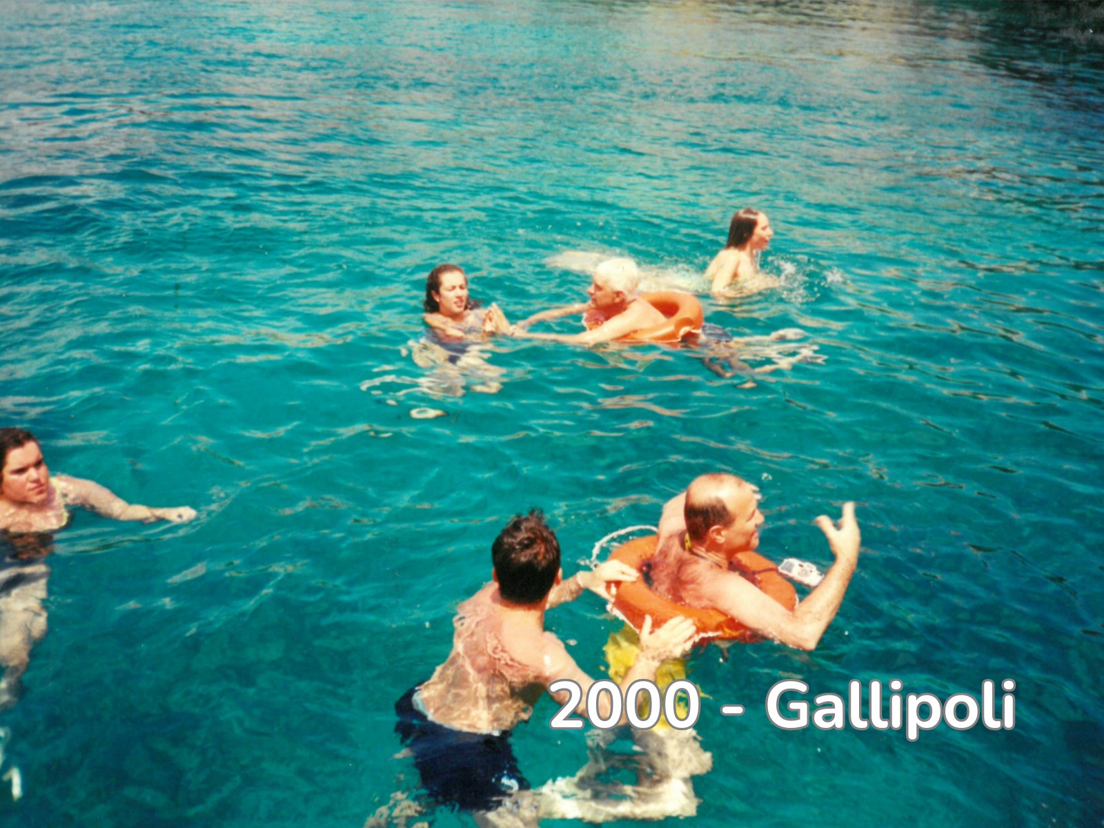 Foto di gruppo degli utenti e volontari durante i soggiorni estivi a Gallipoli nel 2000