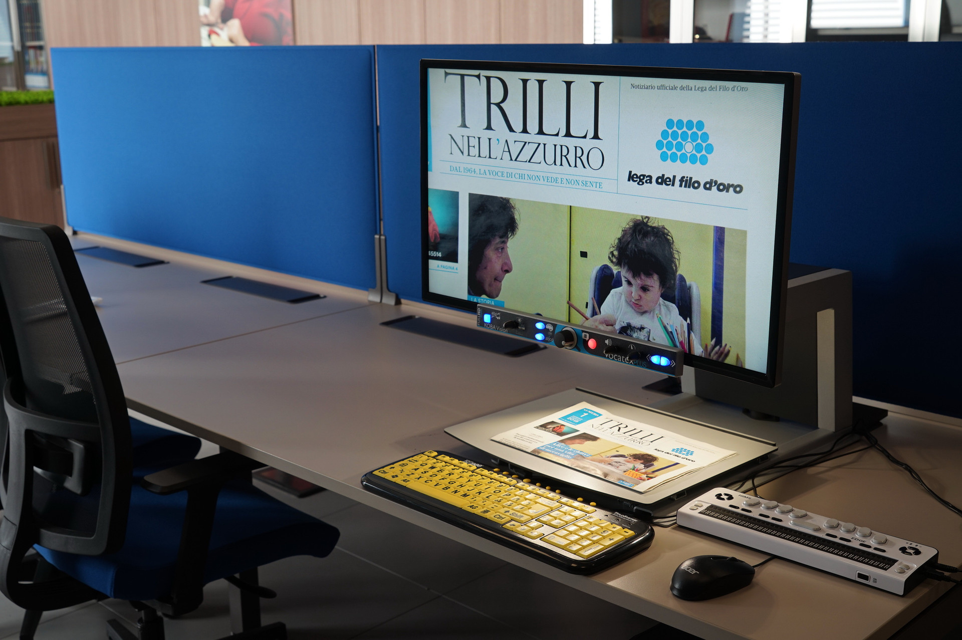 Video ingranditore in funzione: permette di ingrandire un testo stampato e visualizzarlo sullo schermo di un computer