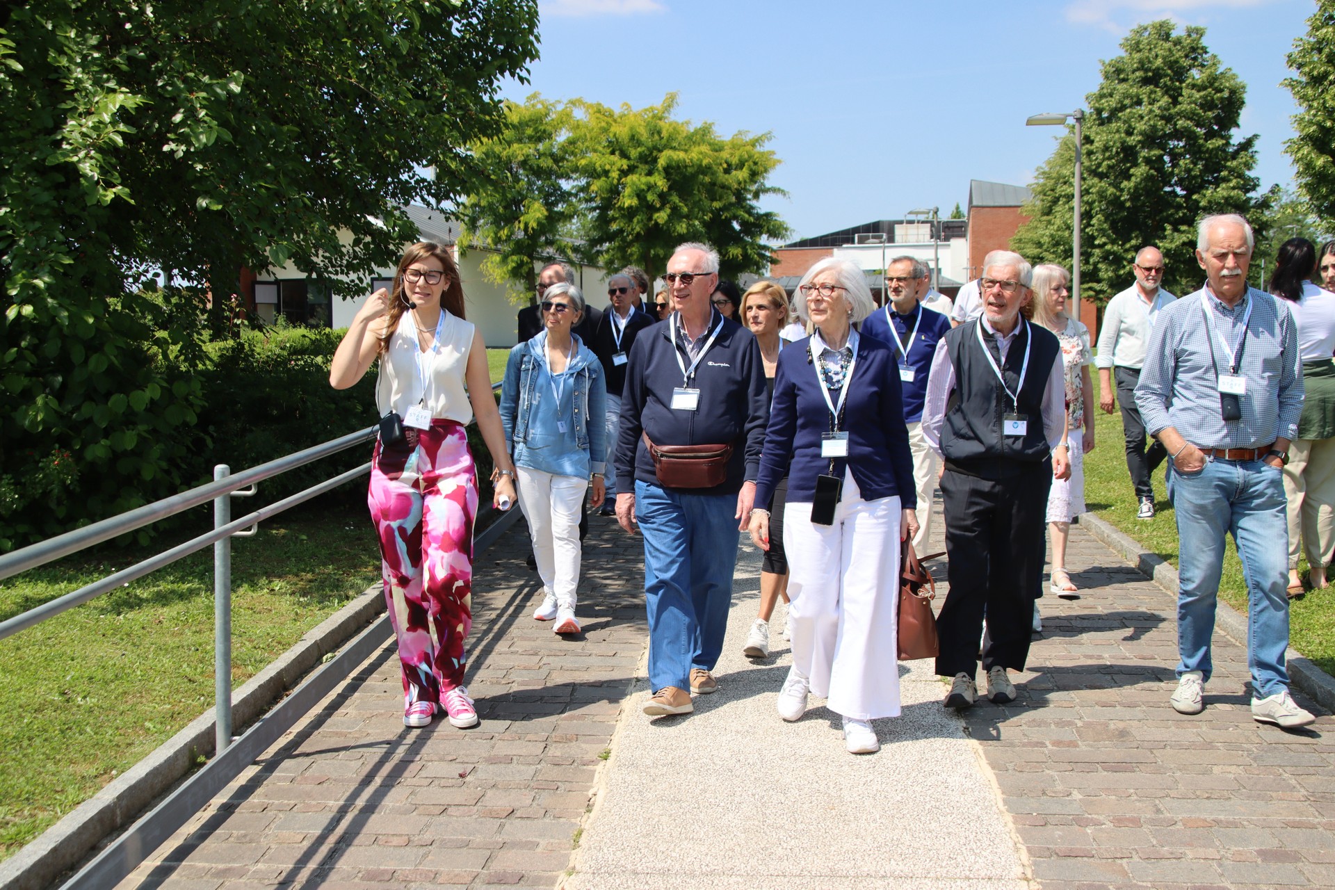 Alcuni donatori fanno visita ad un Centro della Lega del Filo d'Oro in occasione della Giornata del Sostenitore 2026. Passeggiano all'esterno accompagnati da un membro dello staff della Lega del Filo d'Oro