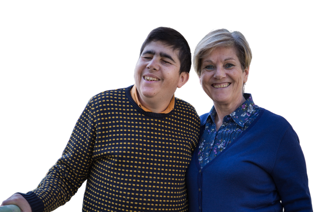 Foto scontornata su sfondo nero di mamma Rosa accanto a suo figlio Andrea, utente adulto seguito dalla Lega del Filo d'Oro