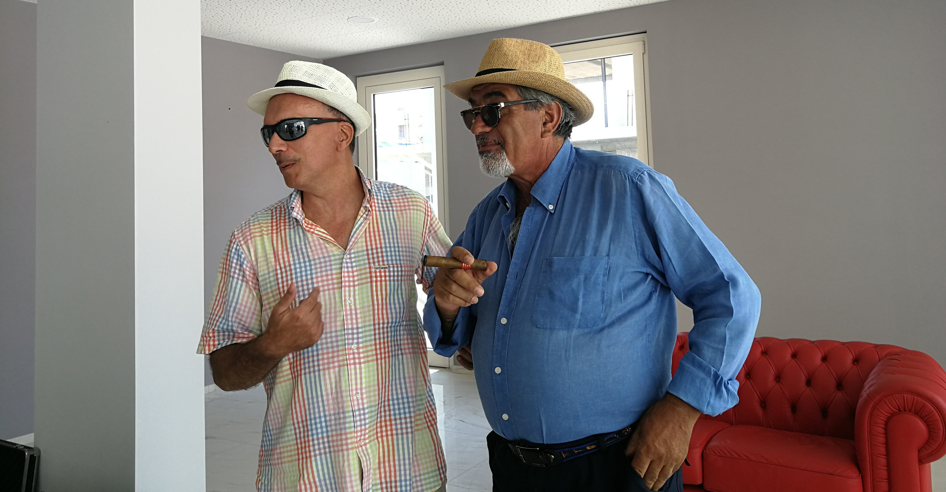 Giovanni, utente, e Pasquale, il suo amico volontario della Lega del Filo d'Oro con cui trascorre i soggiorni estivi. Entrembi hanno gli occhiali da sole e il cappello.