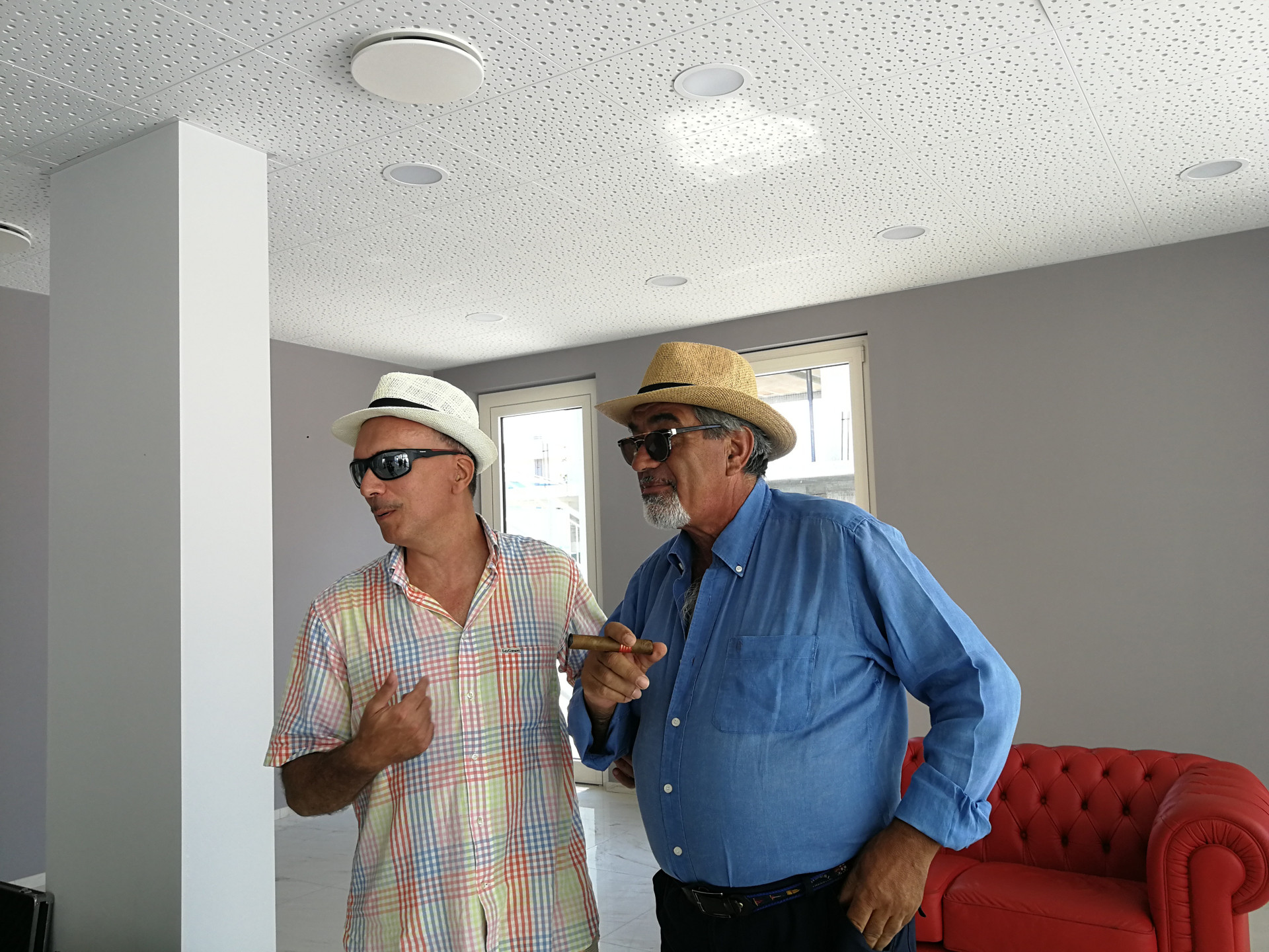 Giovanni, utente, e Pasquale, il suo amico volontario della Lega del Filo d'Oro con cui trascorre i soggiorni estivi. Entrembi hanno gli occhiali da sole e il cappello.