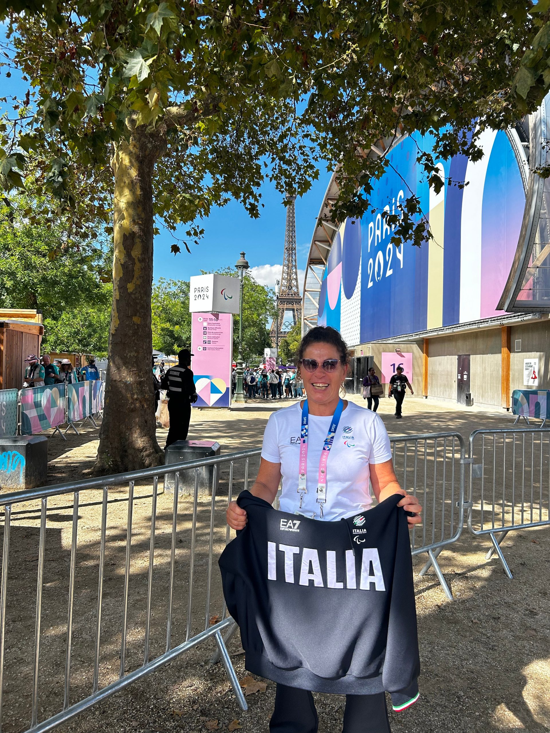 Matilde Lauria, Judoka sordocieca, durante le Paralimpiadi di Parigi 2024, tiene in mano la felpa della divisa della Nazionale Italiana
