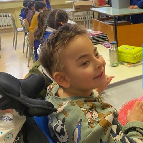 Edoardo seduto in classe con i suoi compagni