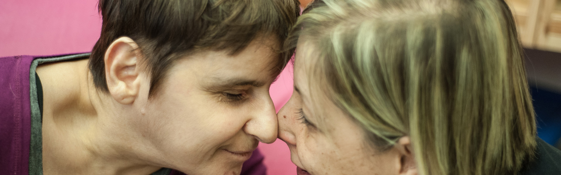 Un gesto di affetto tra una utente adulta e la sua educatrice