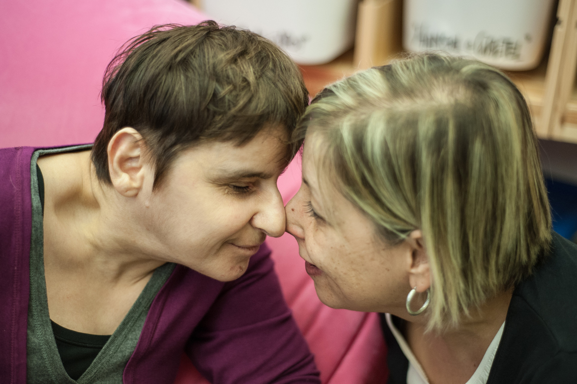 Un gesto di affetto tra una utente adulta e la sua educatrice