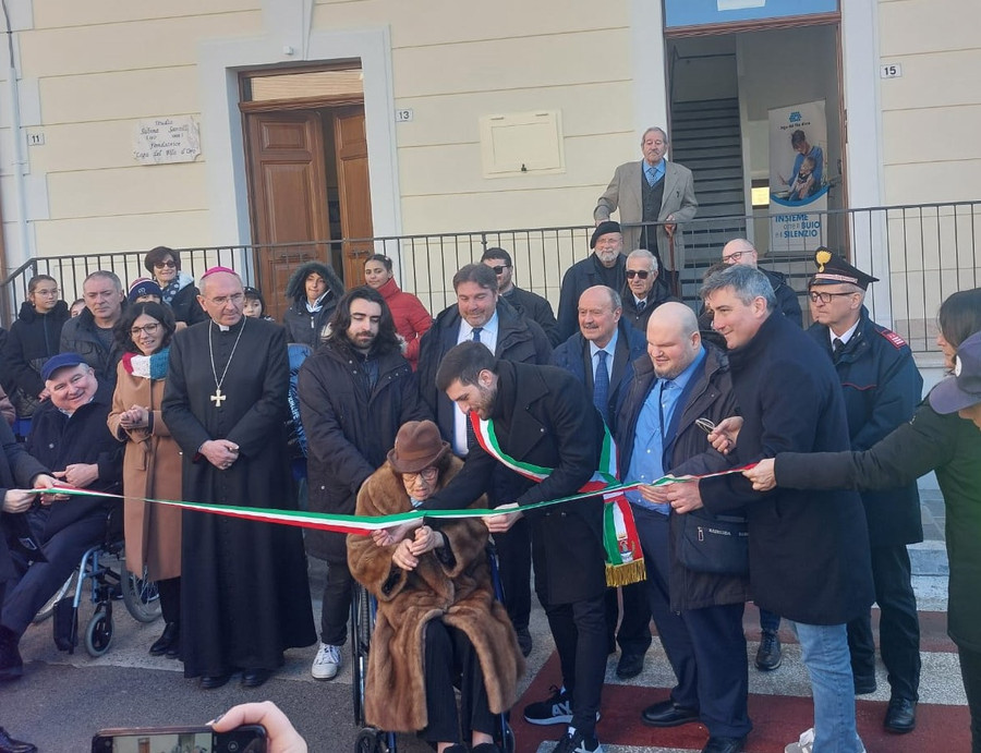 Inaugurazione del Centro Studi “Sabina Santilli” e la nuova Sede Territoriale della Lega del Filo d’Oro, dedicati alla memoria della fondatrice dell’Ente, a San Benedetto dei Marzi, in Abruzzo, con il taglio del nastro da parte di Loda Santilli, sorella di Sabrina Santilli.
