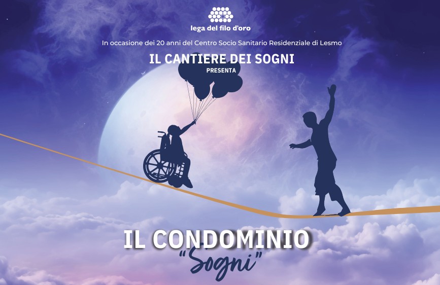 Locandina de Il Condominio “Sogni”, evento presentato da Il Cantiere dei Sogni per il 20º anniversario del Centro Socio Sanitario Residenziale di Lesmo, promosso dalla Lega del Filo d’Oro. Nell'immagine, una figura in sedia a rotelle vola con palloncini e un’altra cammina su una fune sospesa tra le nuvole davanti a una luna piena. 