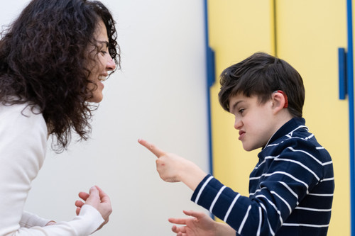 Agostino, bambino utente con la sindrome di Charge, comunica con il linguaggio dei segni con mamma Samuela