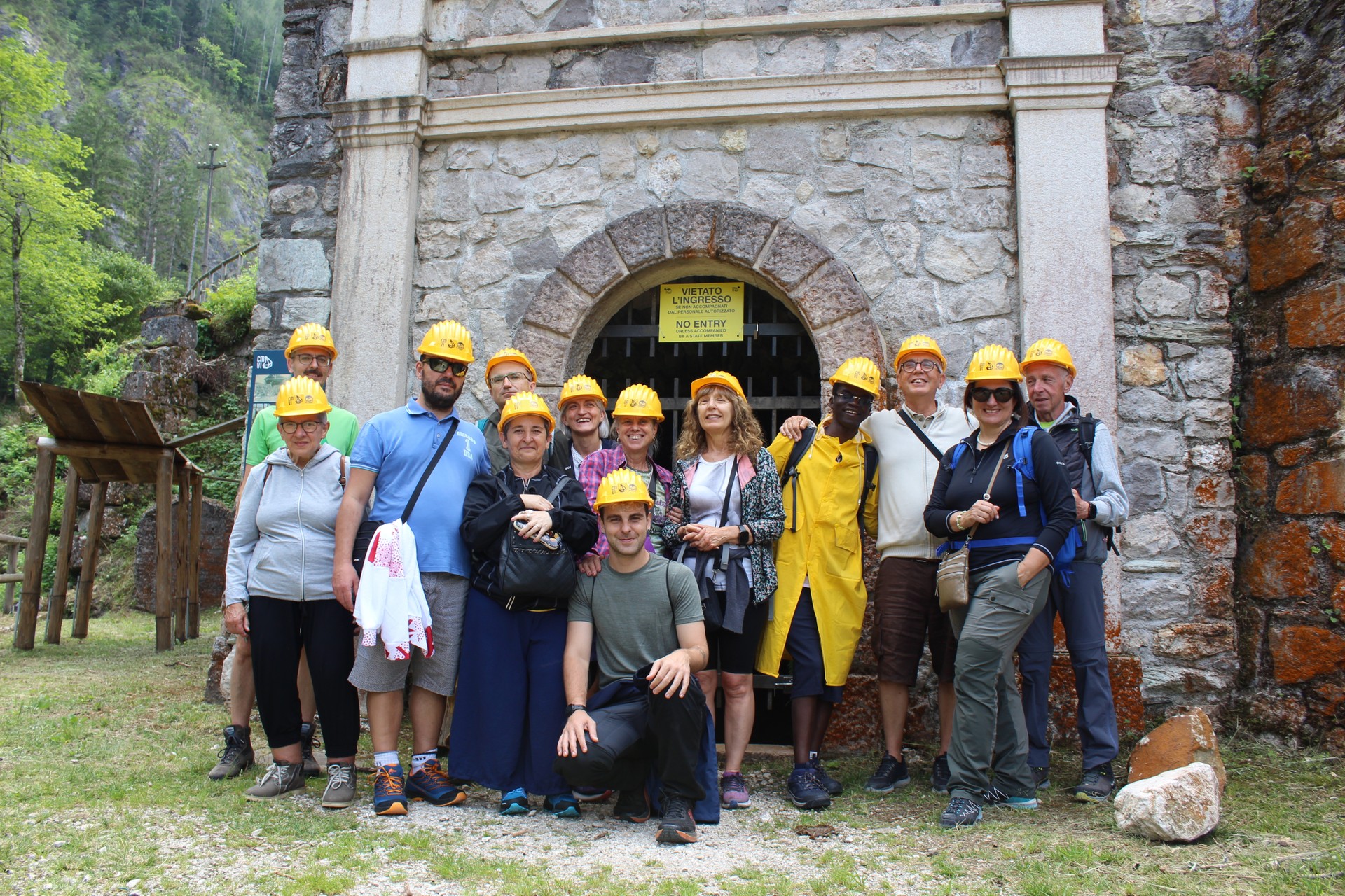 Alcuni utenti, volontari e educatori della Sede di Padova pasano con dei caschetti gialli anti-infortunistici, durante una uscita organizzata