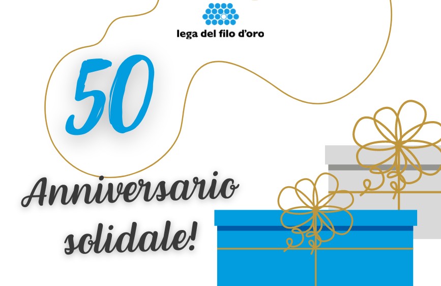 È un'immagine su sfondo bianco con il logo della 'Lega del Filo d'Oro' in alto. Al centro-sinistra spicca in grande il numero azzurro '50', sotto il quale si legge 'Compleanno solidale!'. Ci sono poi delle linee curve dorate decorative e, in basso a destra, due scatole regalo stilizzate, una blu e una grigia, con fiocchi dorati.