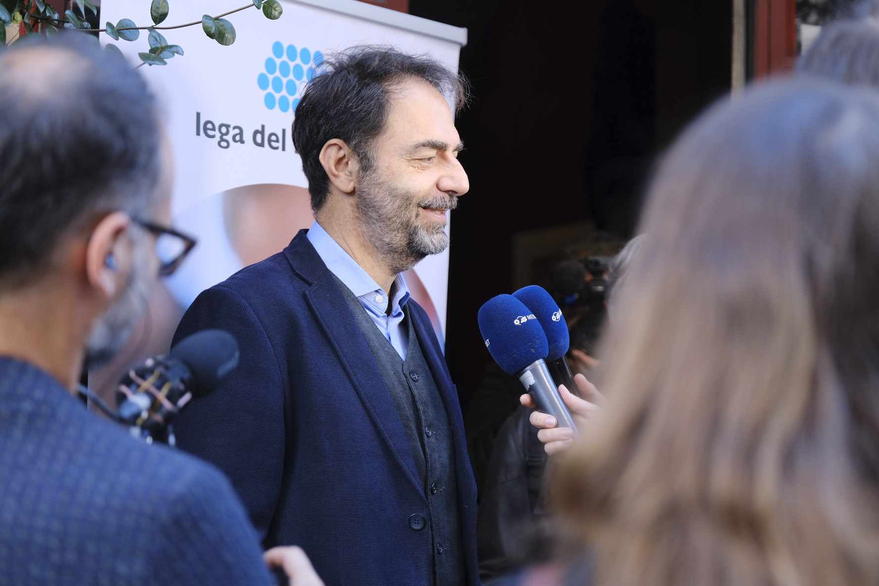 Neri Marcorè, testimonial della Fondazione, fuori il Teatro Abarico di Roma, mentre lascia le interviste prima che inizi l'evento di presentazione della Campagna "60 anni non si festeggiano, si fanno. Insieme”