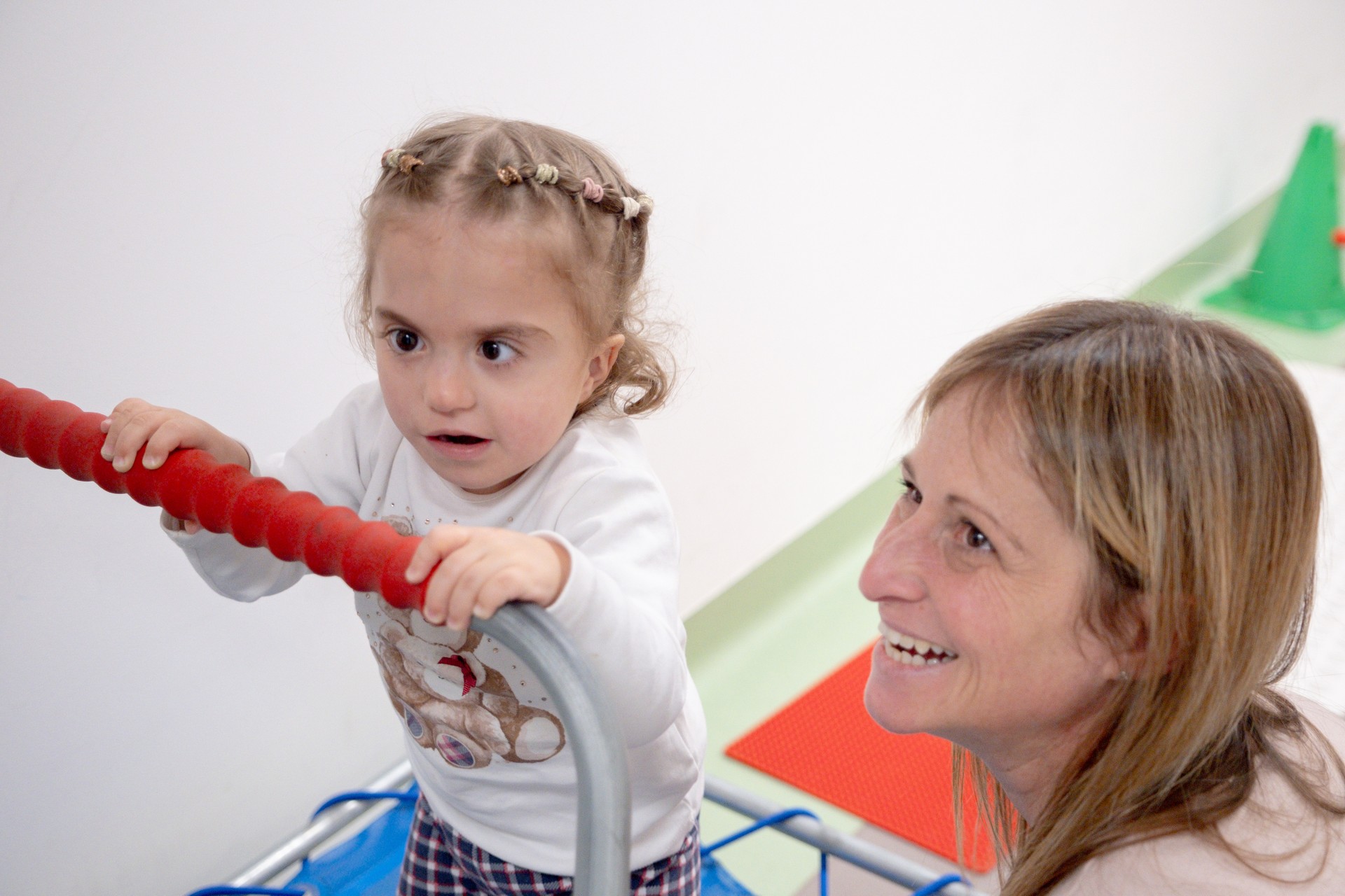 Benedetta, bambina con sindrome CHARGE, svolge un percorso sensoriale insieme alla sua educatrice. Un momento di apprendimento, stimolazione e supporto che valorizza lo sviluppo delle sue abilità e l'inclusione.