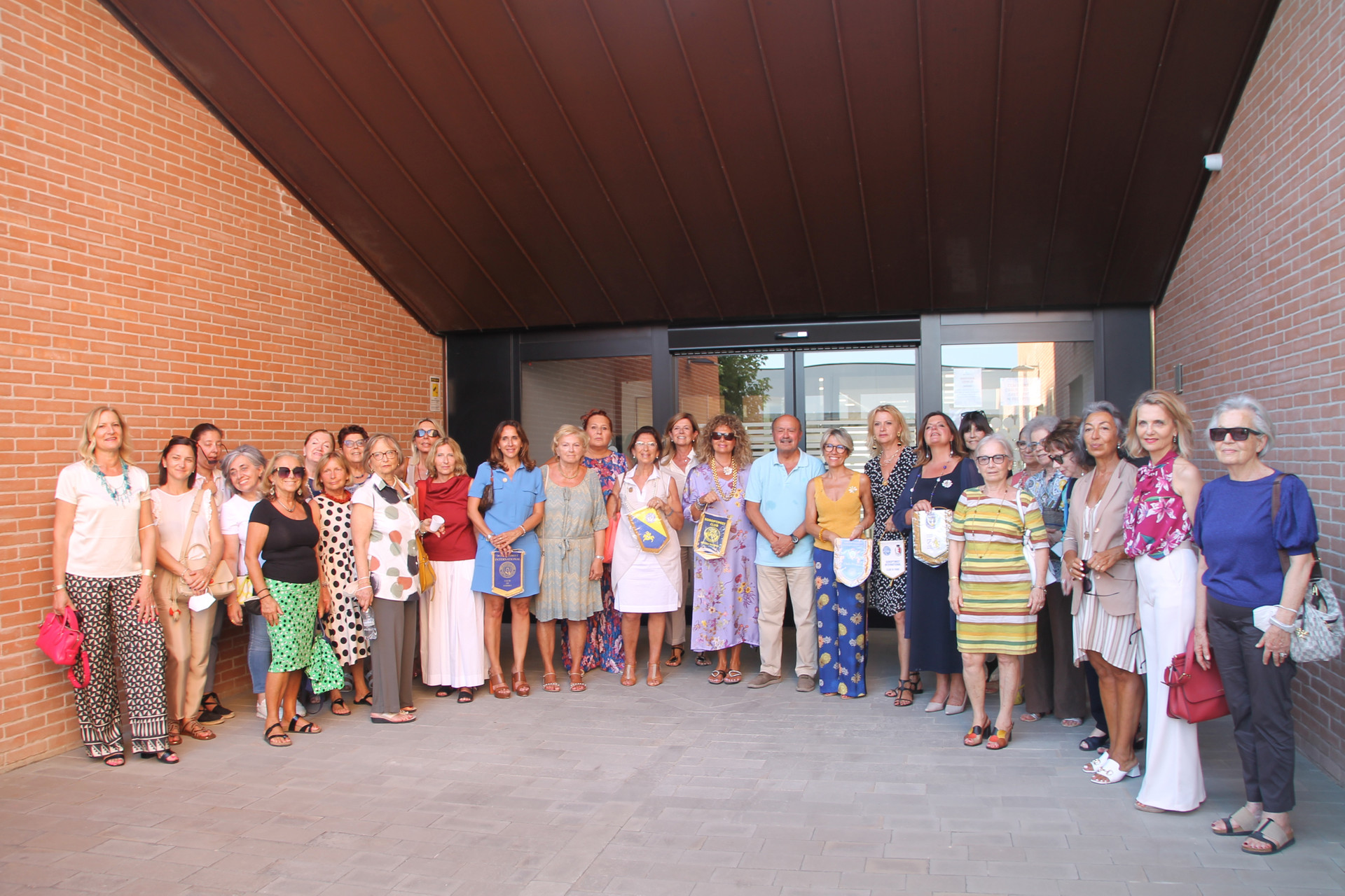 Il club Soroptimist insieme al Presidente Bartoli e alla dottoressa Ceccarani sono davanti all'entrata del Centro di Osimo