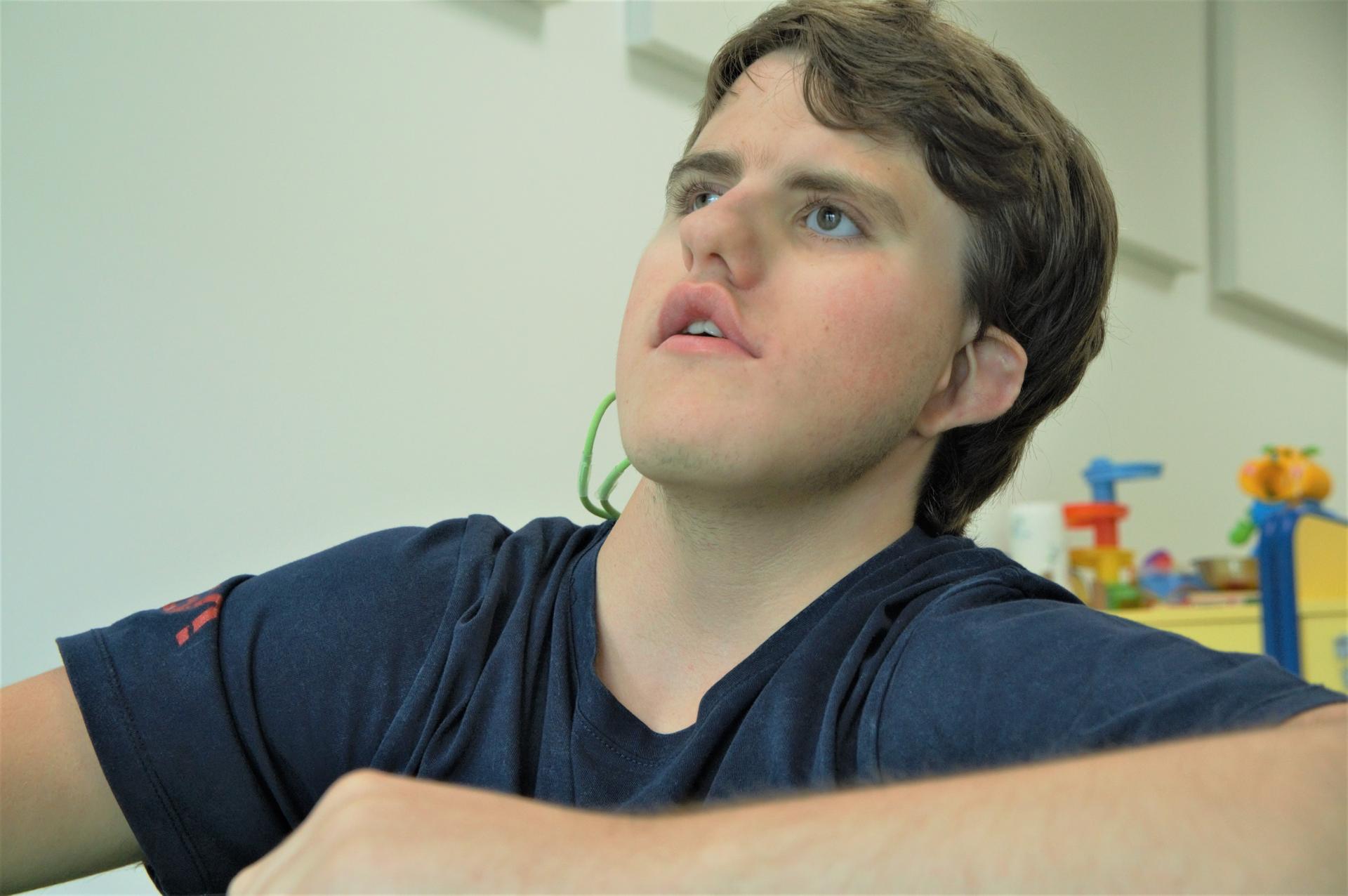 Ritratto di Thomas, ragazzo seguito dalla Lega del Filo d'Oro fin da quando era piccolo. Nella foto è seduto in un'aula del Centro Nazionale durante un soggiorno per trattamenti 