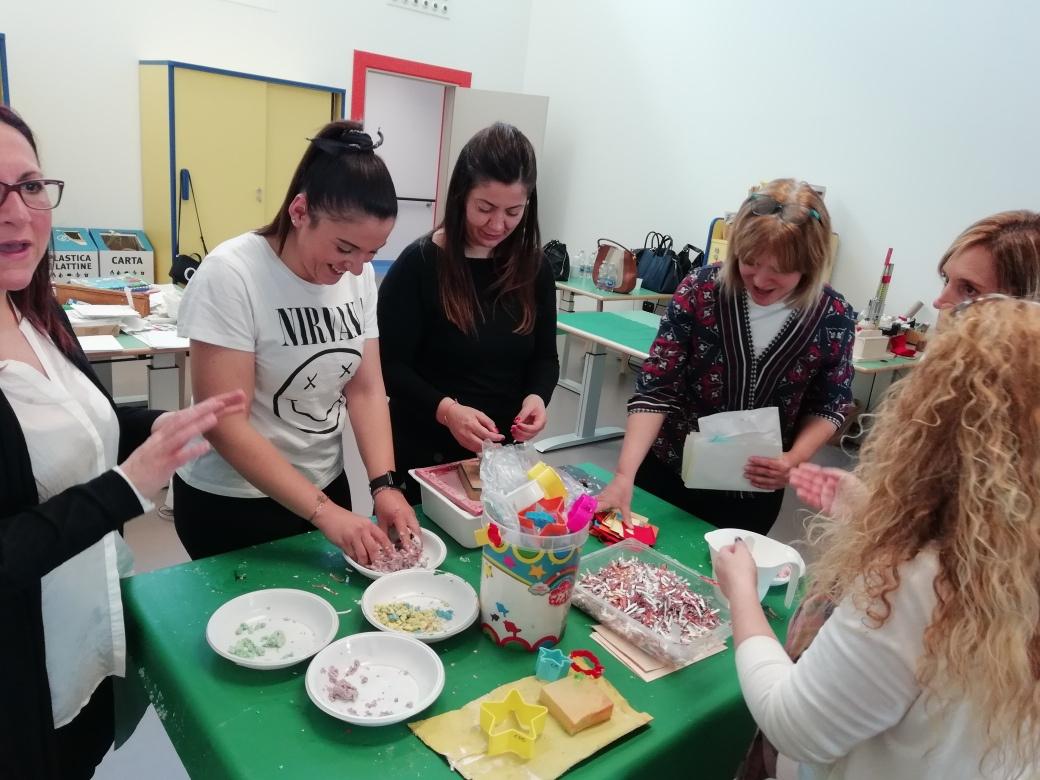Alcune dipendenti di una azienda partner della Lega del Filo d'Oro svolgono insieme un laboratorio creativo durante una giornata di volontariato aziendale presso il Centro Nazionale 