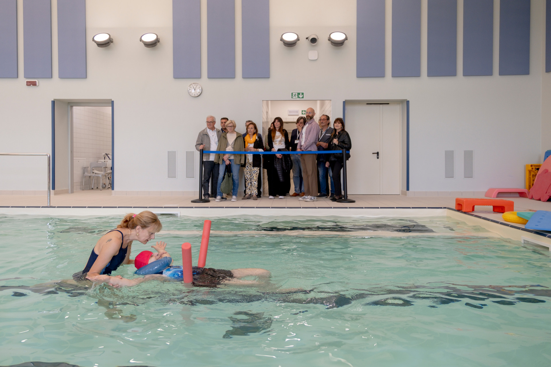 Osimo - Sostenitori osservano le attività di idroterapia in piscina