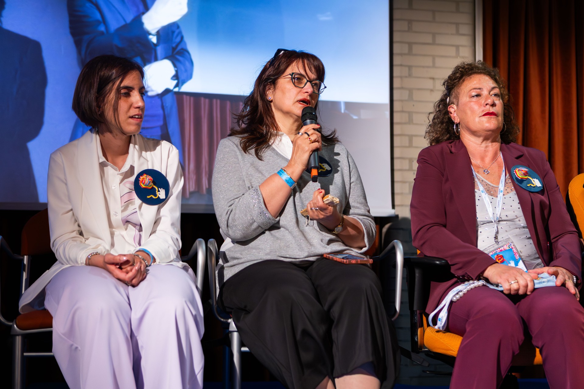 Francesca (Sede Lesmo), Stefania (Sede Padova) e Matilde (Sede Napoli) si presentano come membri del Comitato alla Conferenza delle Persone Sordocieche