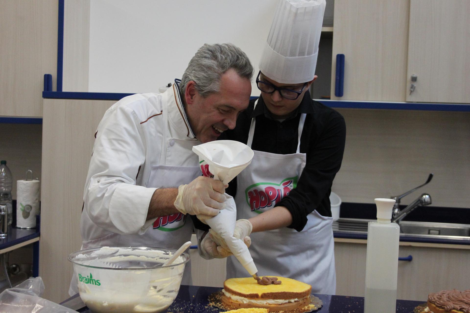Il cuoco Trevalli prepara una torta insieme a Victor nella cucina didattica del Nuovo Centro Nazionale ad Osimo