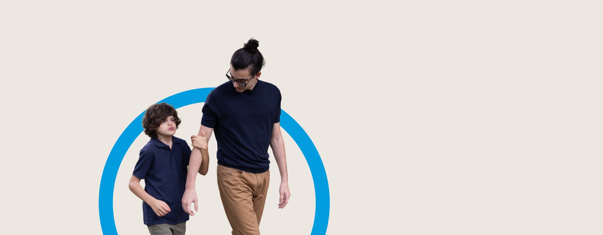 Agostino cammina insieme al fratello, tenendolo per il braccio