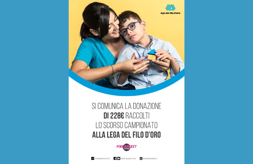 L'immagine è un poster verticale su sfondo blu che annuncia una donazione di 228€ alla Lega del Filo d'Oro, raccolti durante un campionato di Pink Basket Terni. Nella parte superiore, una foto mostra una donna che abbraccia affettuosamente un bambino con gli occhiali, con il logo della Lega del Filo d'Oro.