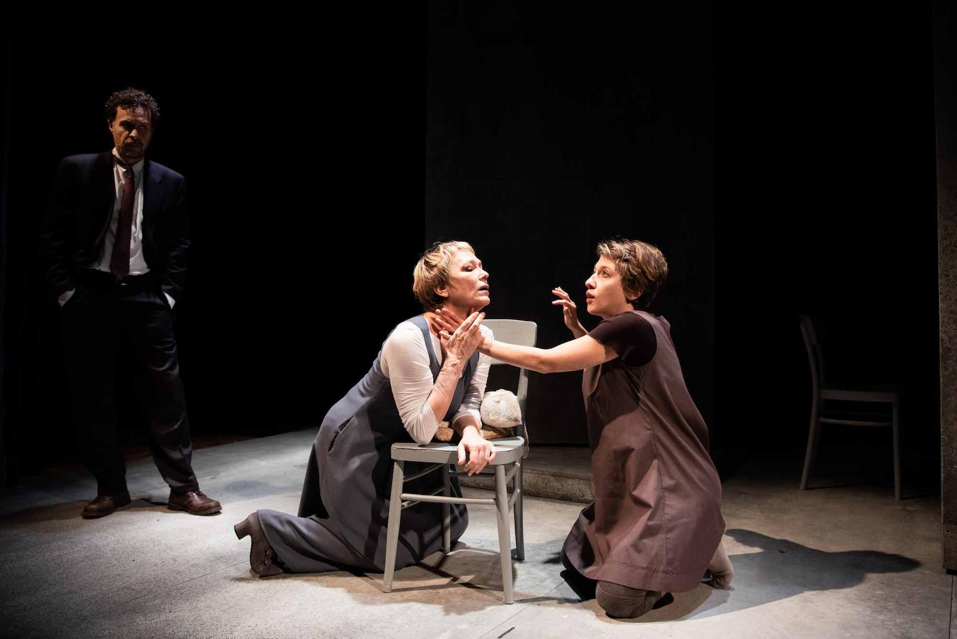 Le protagoniste di Anna dei Miracoli impegnate in una scena della piece