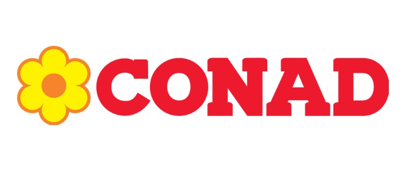 Logo Conad su sfondo bianco. La scritta Conad è rossa con vicino il simbolo della margherita in giallo.