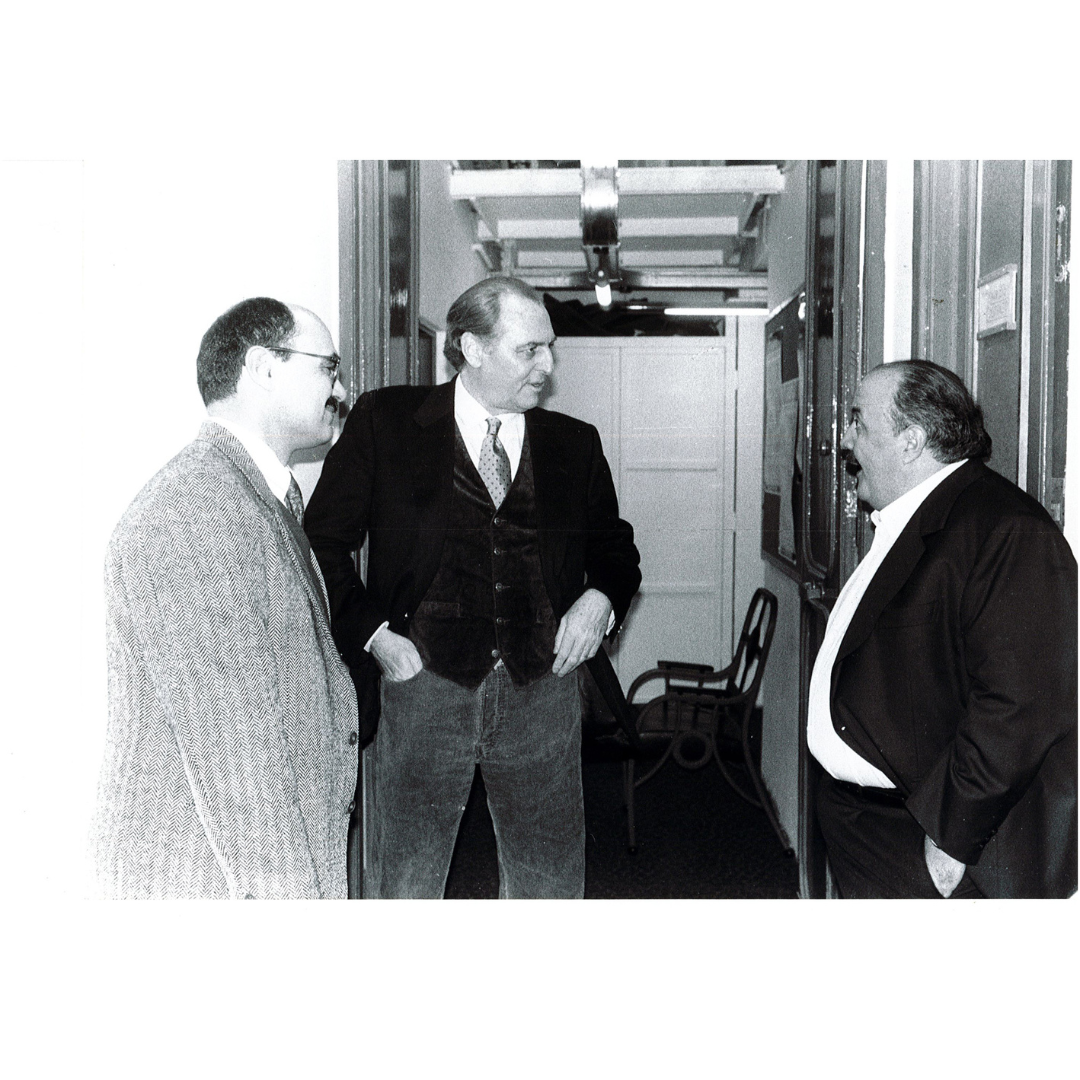 Foto in bianco e nero che ritrae Maurizio Costanzo, Renzo Arbore e Rossano Bartoli, presidente della Lega del Filo d’Oro.