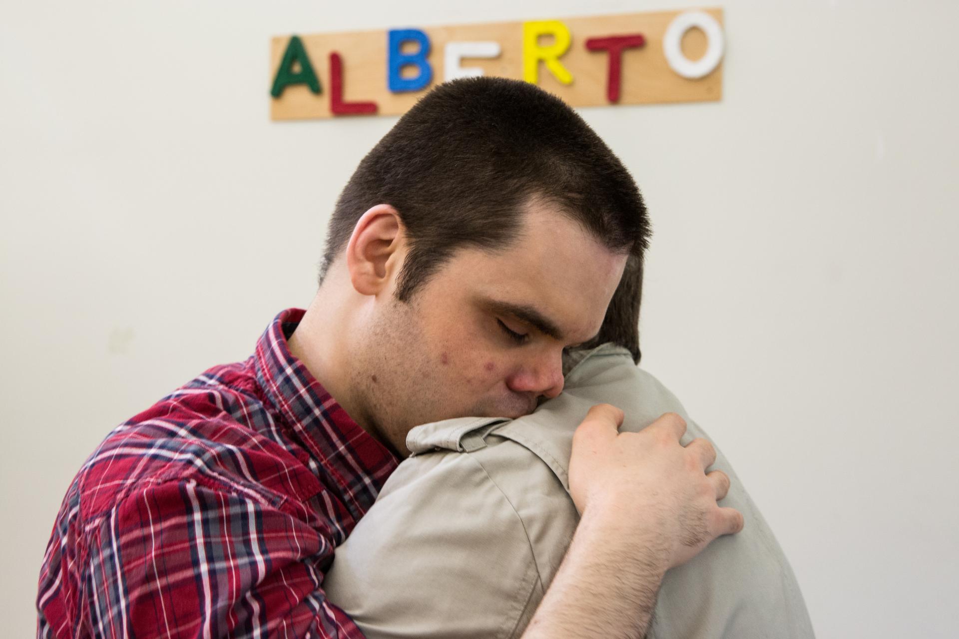 Un utente della Lega del Filo d'Oro si abbraccia con dolcezza a un’altra persona, forse un familiare o un educatore. Un gesto semplice ma carico di significato, che racconta il valore delle relazioni e del supporto umano nel percorso di crescita e inclusione.
