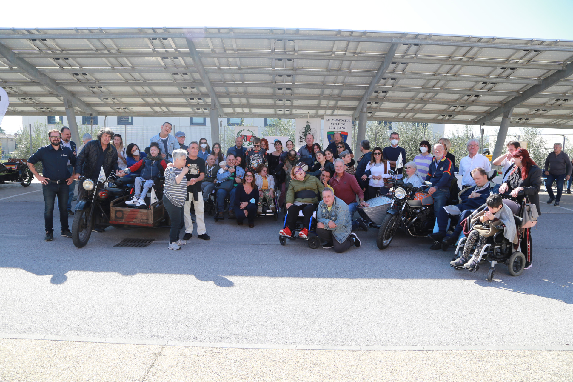 Una foto di gruppo che ritrae utenti e motociclisti con le loro belle moto in mostra, celebrando la passione per le due ruote e la condivisione di momenti speciali. 