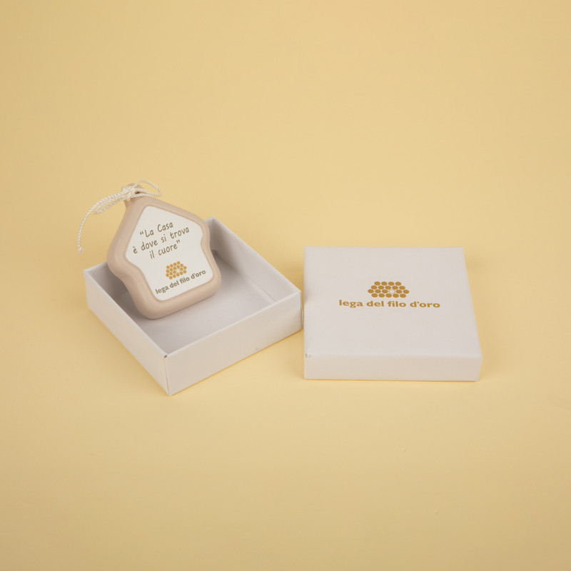 Bellissima casetta in ceramica con la scritta "La Casa è dove si trova il cuore". Da appendere all'albero e da regalare a chi ami per Natale