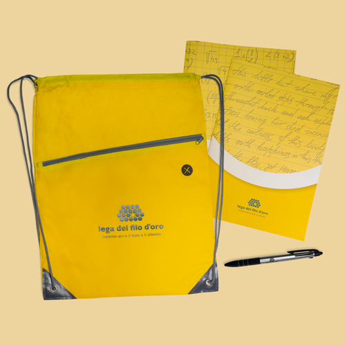 L'immagine mostra una sacca gialla conn cerniera frontale e logo della lega del filo d'oro, due quadernoni e una penna.