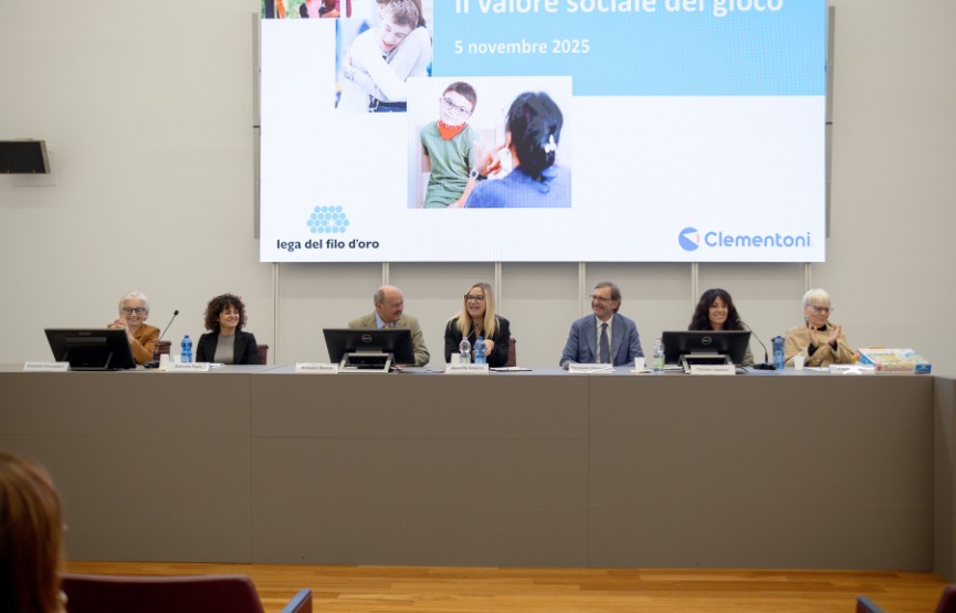 Tavolo dei relatori in occasione dell’evento stampa “Il valore sociale del gioco”, durante il quale è stata presentata la versione speciale del Sapientino, creata e donata da Clementoni alla Fondazione. Da sinistra: Patrizia Ceccarani, Samuela Papa, Rossano Bartoli, Manolita Scocco, Pierpaolo Clementoni, Tamara Lapucci, Paola Nicolini
