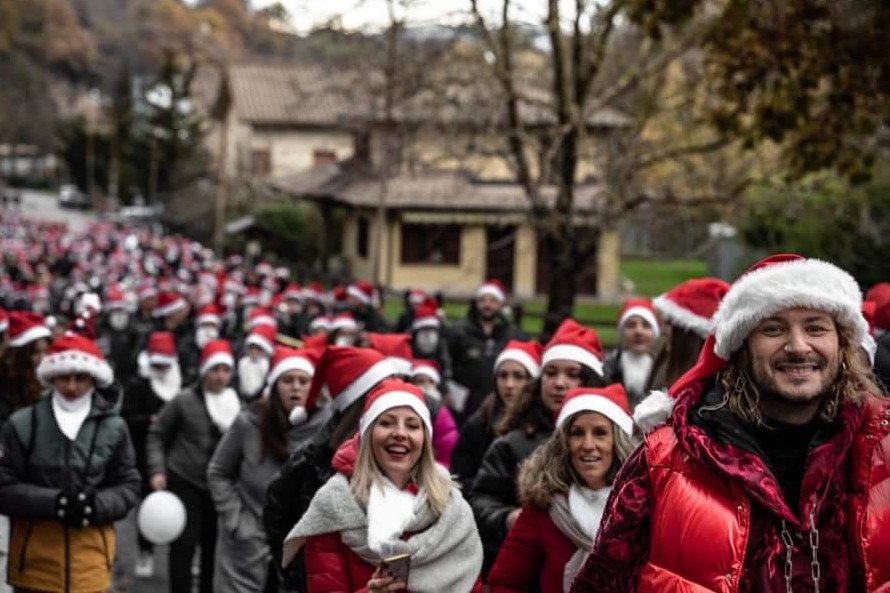 Una parata di Babbi Natale, divertente e solidale, organizzata dall’Associazione Acursa di Apecchio a favore della Lega del Filo d’Oro.
