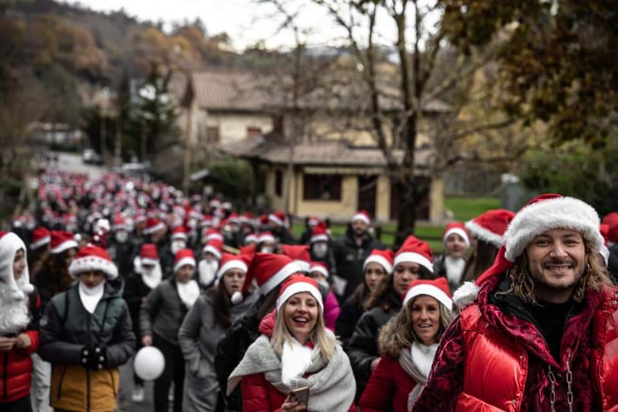 Una parata di Babbi Natale, divertente e solidale, organizzata dall’Associazione Acursa di Apecchio a favore della Lega del Filo d’Oro. 