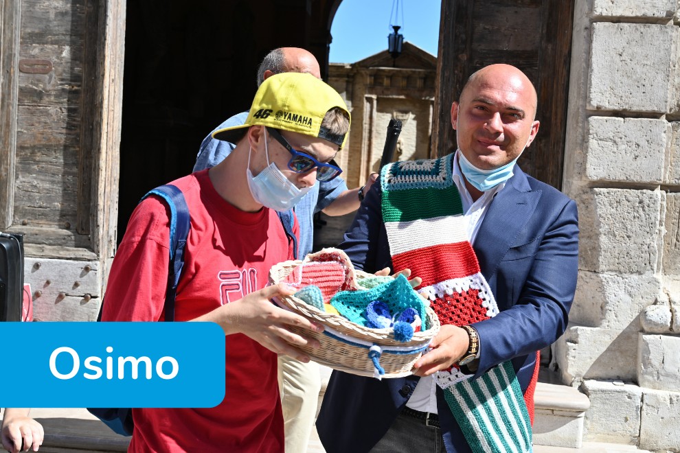 Yarn Bombing - Osimo - evento installazione manfatti - utente consegna un cestino di manufatti al Sindaco di Osimo