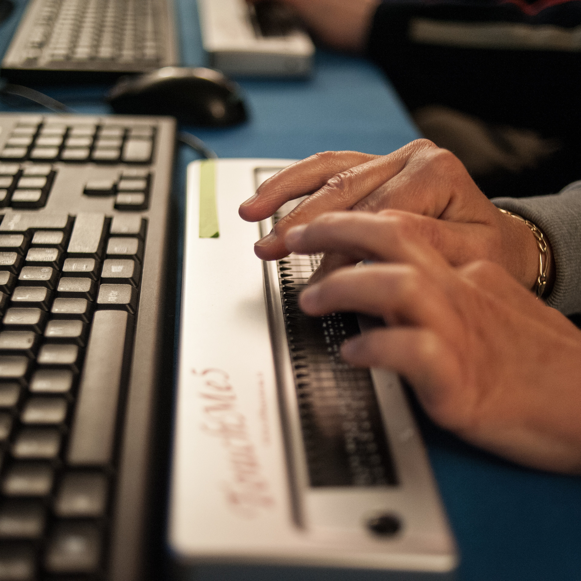 Anche le persone sordocieche possono usare il computer, sfruttando le potenzialità offerte da applicazioni software quali il “sintetizzatore vocale” o la “barra braille”.