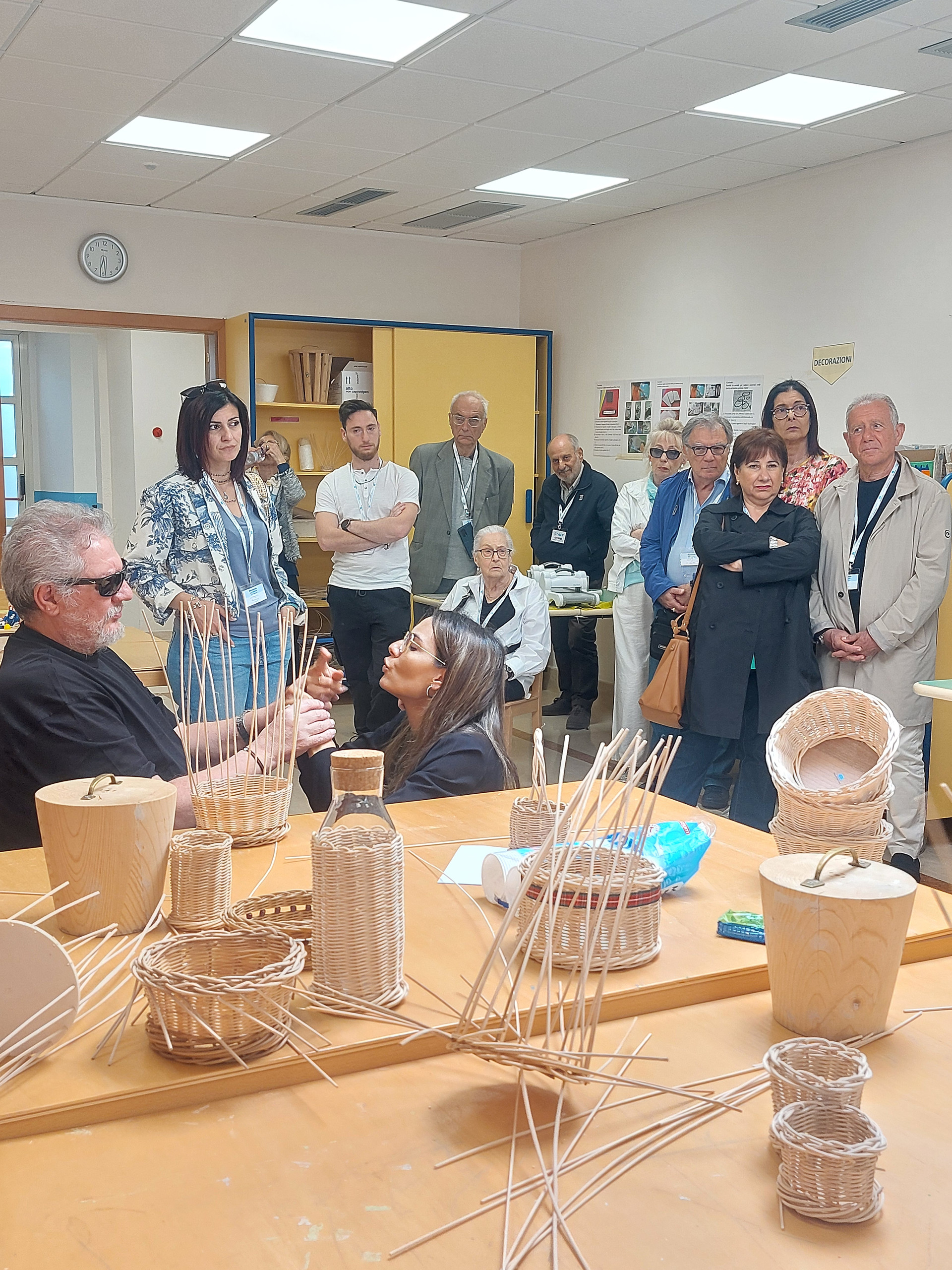 Agnello, utente adulto di Molfetta, comunica coi sostenitori in visita usando la LIS tattile tradotto dalla sua interprete