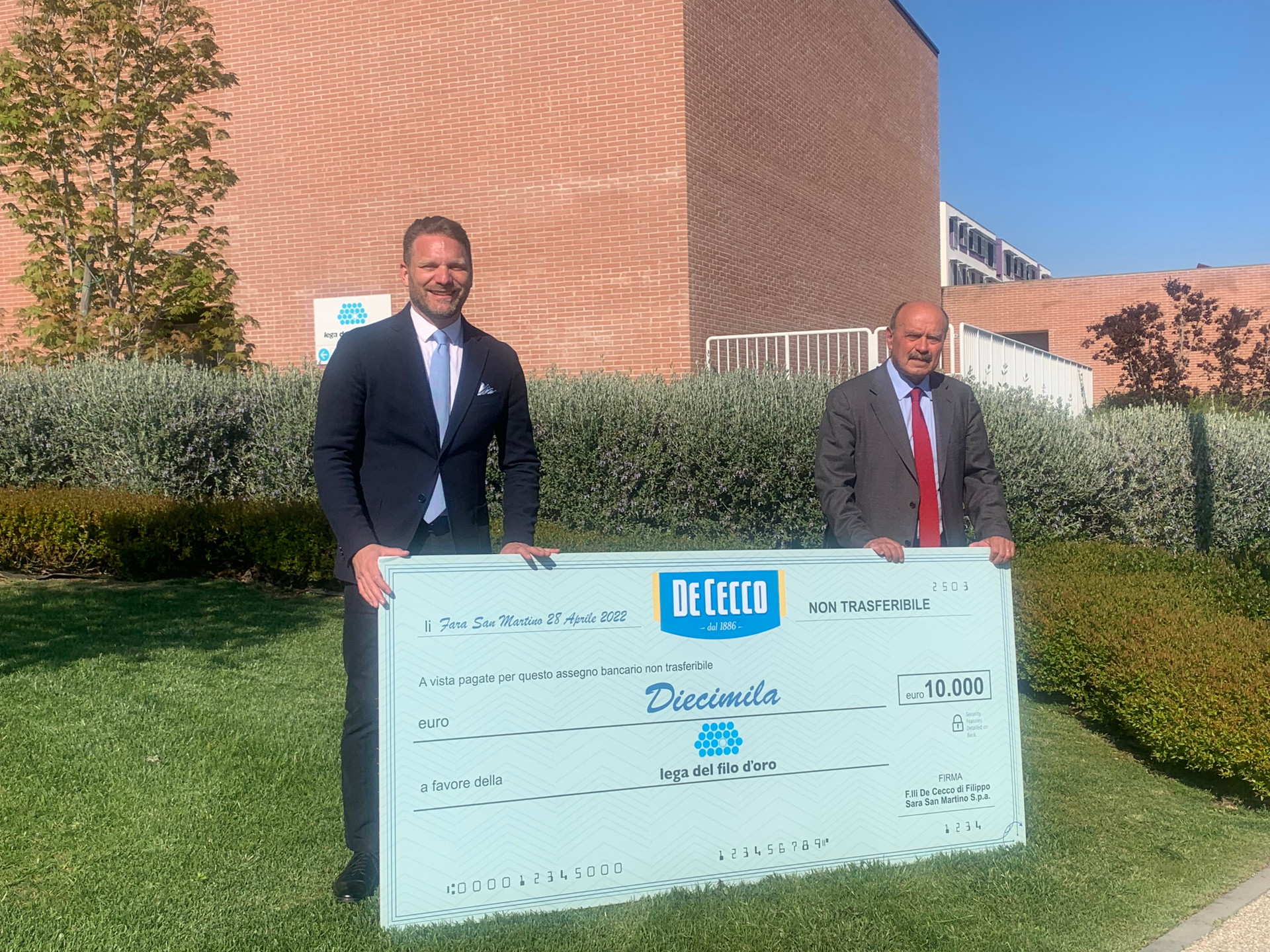 Donazione di 10 mila euro da parte dell'azienda De Cecco consegnata al Presidente Bartoli