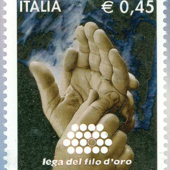 Un francobollo con l'immagine di due mani che comunicano con il Metodo Malossi. In alto a sinitra c'è la scritta Italia, in alto a destra è indicato il prezzo € 0,45, in basso c'è il logo della Lega del Filo d'Oro, con scritta e pallini bianchi.