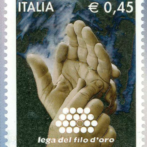 Un francobollo con l'immagine di due mani che comunicano con il Metodo Malossi. In alto a sinitra c'è la scritta Italia, in alto a destra è indicato il prezzo € 0,45, in basso c'è il logo della Lega del Filo d'Oro, con scritta e pallini bianchi.