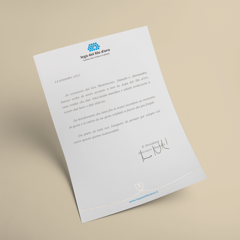 Still life su sfondo giallo della lettera personalizzata