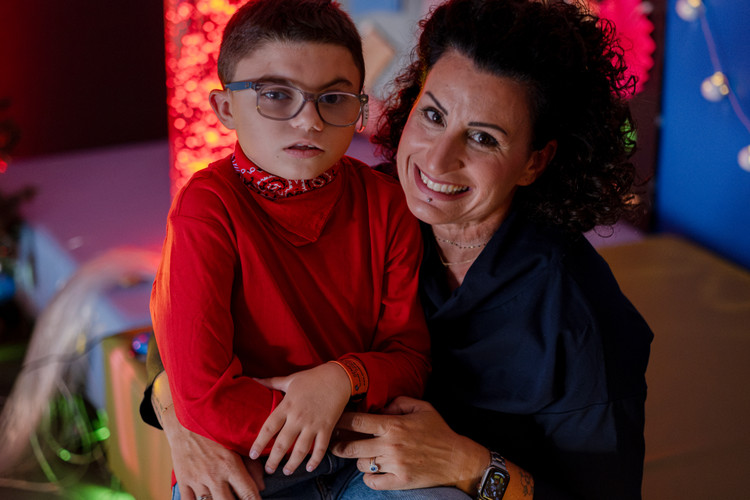 Leonardo, un utente della Lega del Filo d'Oro, con mamma Elisa abbracciati