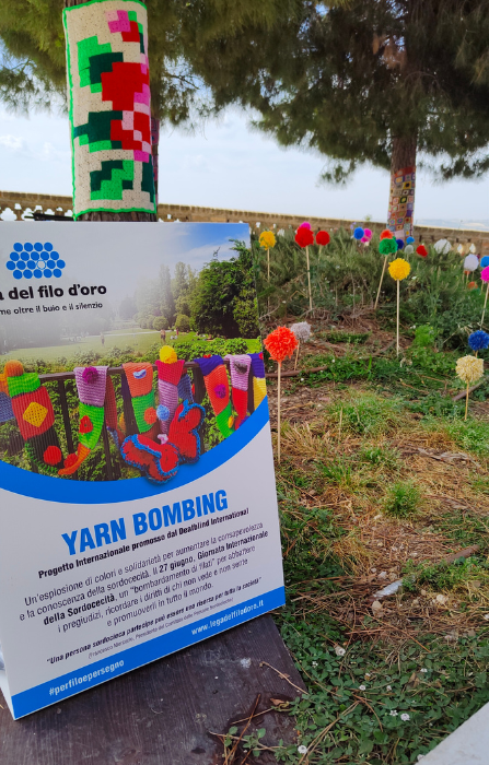 Giardini decorati con lo yarn bombing a Osimo