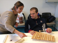 Attività di musicoterapia alla Sede Territoriale di Roma: un giovane utente suona uno xilofono affiancato dall'operatrice