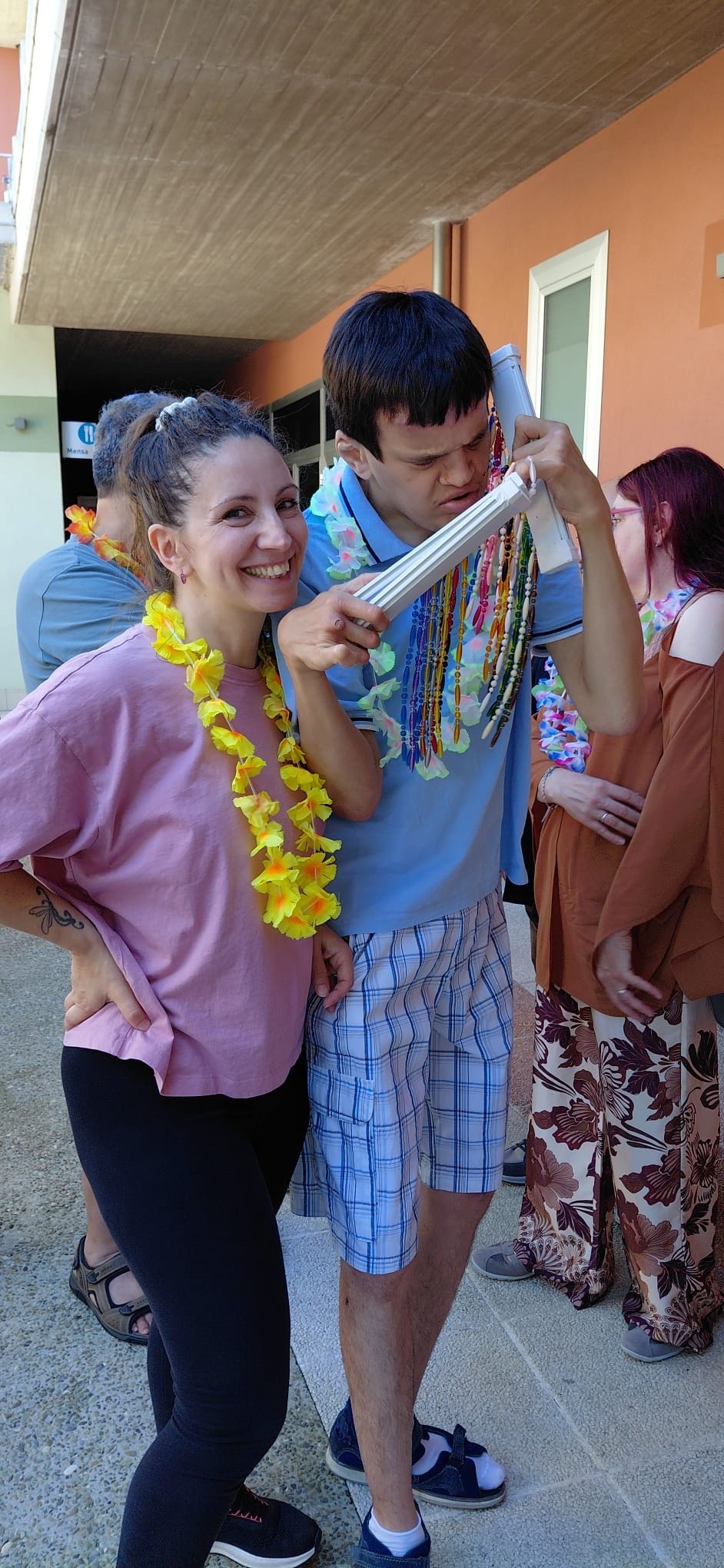 Festa dell'estate: corone di fiori per tutti: grandi sorrisi per celebrare un momento di condivisione e allegria