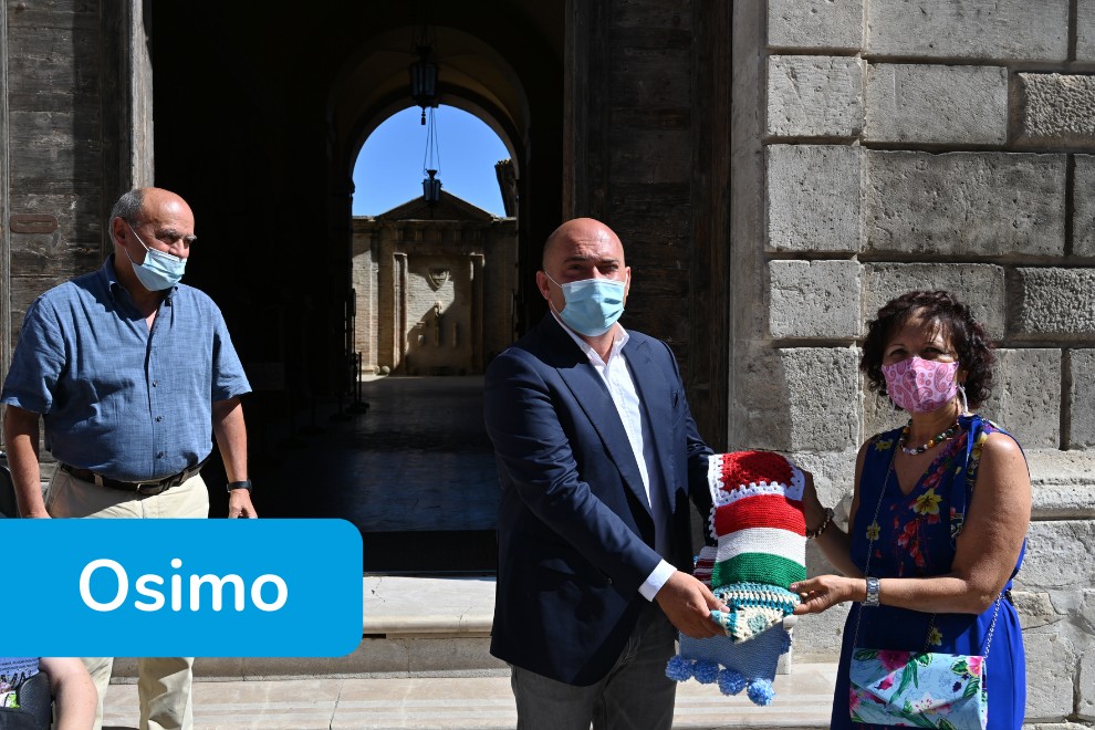Yarn Bombing - Osimo - evento installazione manfatti - consegna manufatti al sindaco