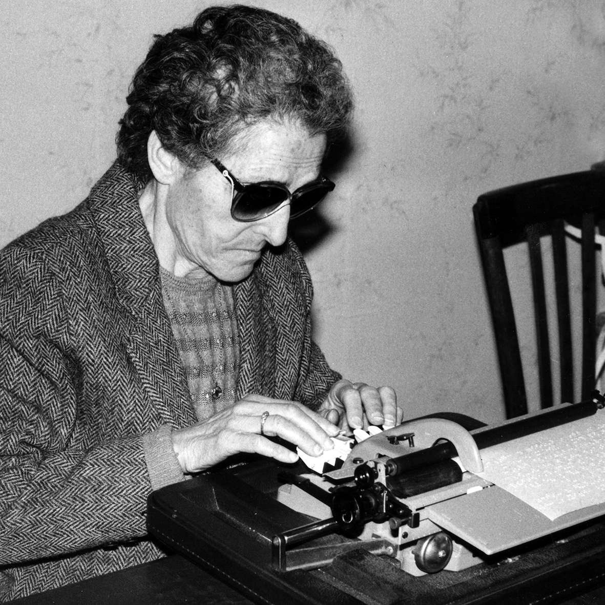 Sabina Santilli scrive a macchina un testo in braille.