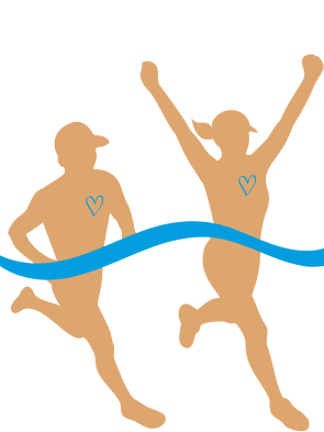 Illustrazione stilizzata di due corridori color ocra con un cuore azzurro sul petto. Uno indossa un cappellino, l’altra corre a braccia alzate in segno di vittoria. Una linea ondulata azzurra attraversa l’immagine come un traguardo